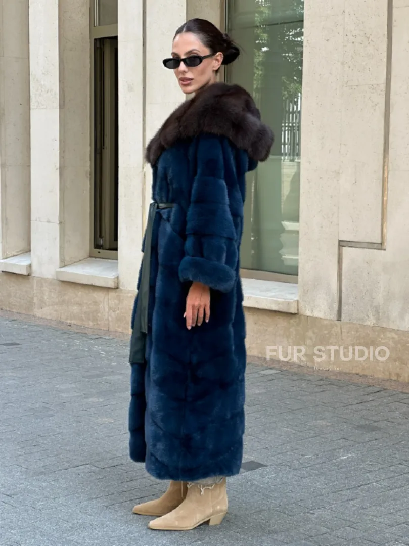 Удлиненная норковая шуба с капюшоном из куницы - цвет аквамарин