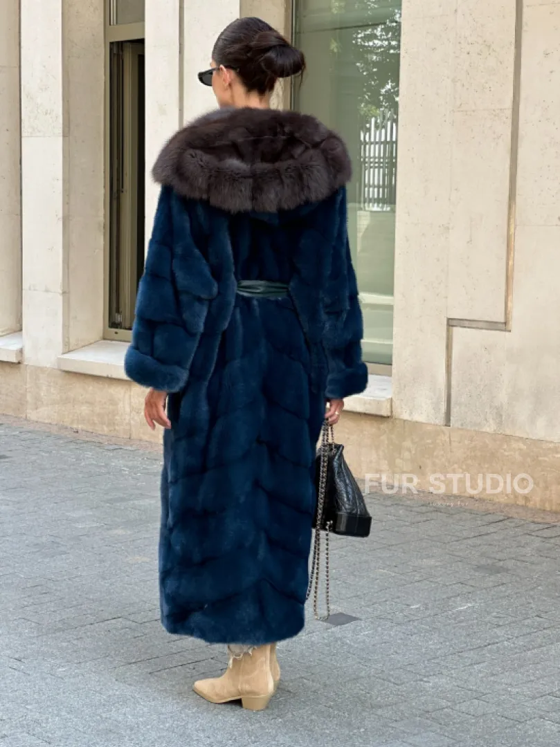 Удлиненная норковая шуба с капюшоном из куницы - цвет аквамарин