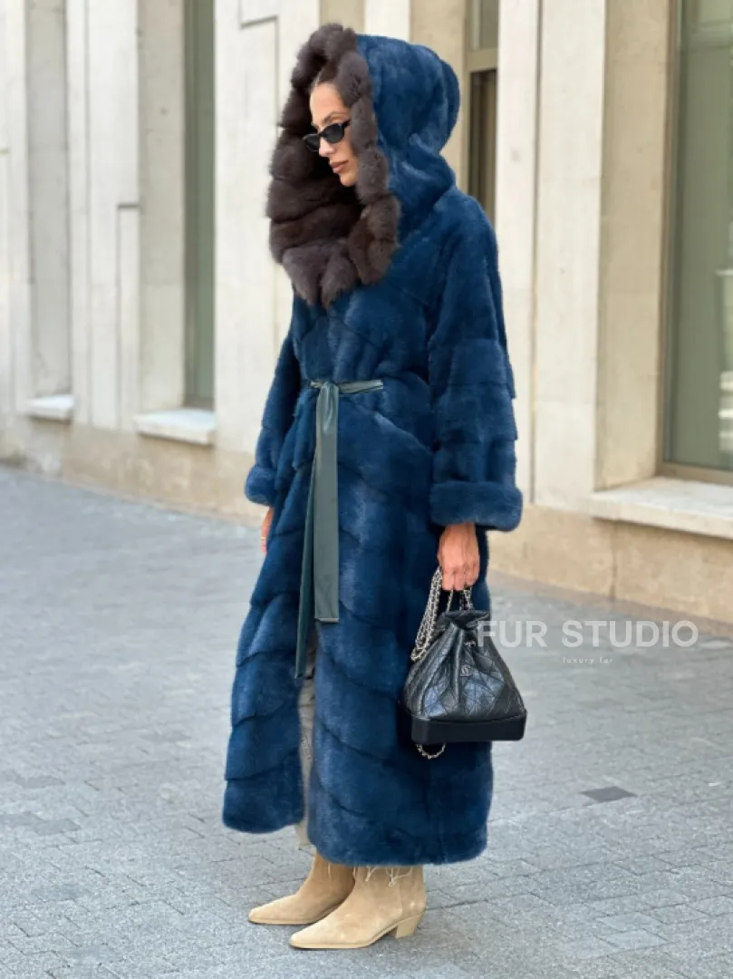 Удлиненная норковая шуба с капюшоном из куницы - цвет аквамарин