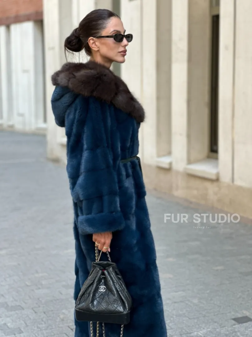 Удлиненная норковая шуба с капюшоном из куницы - цвет аквамарин