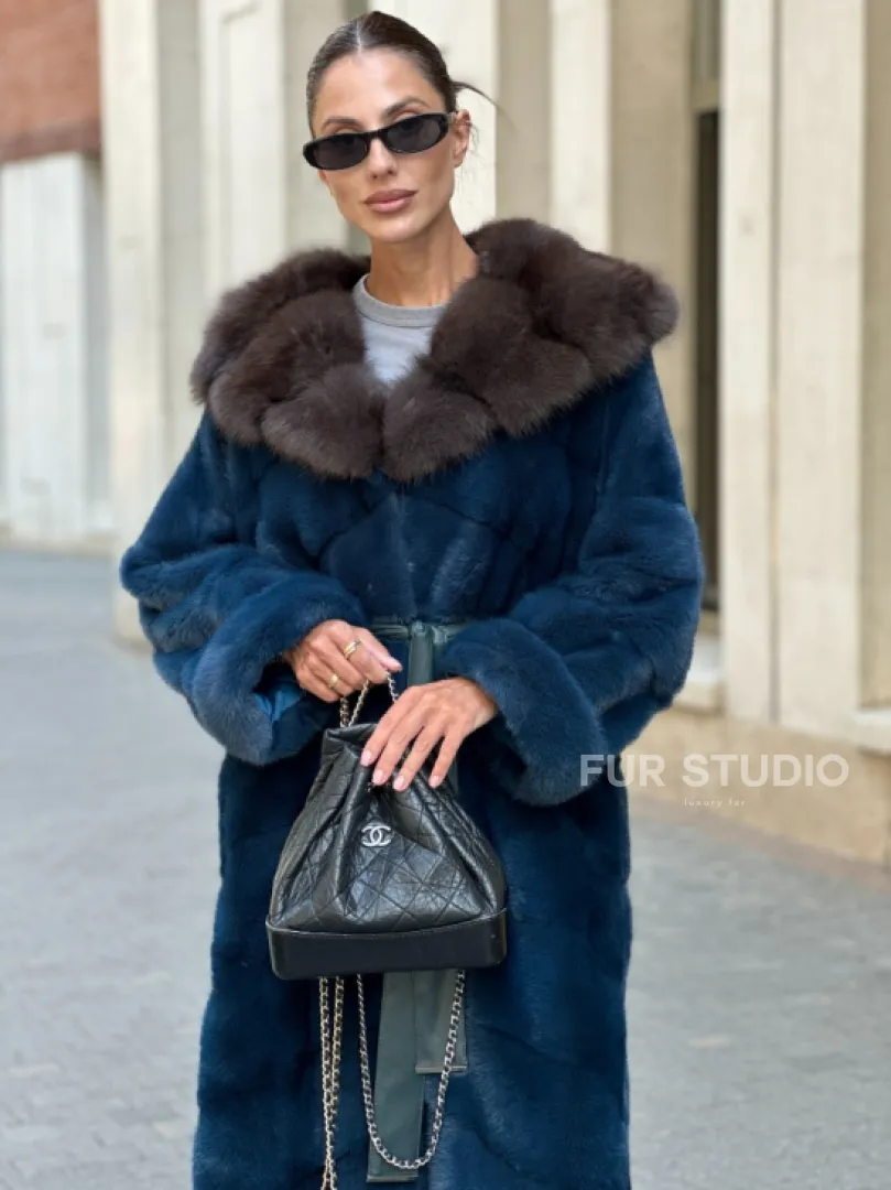 Удлиненная норковая шуба с капюшоном из куницы - цвет аквамарин