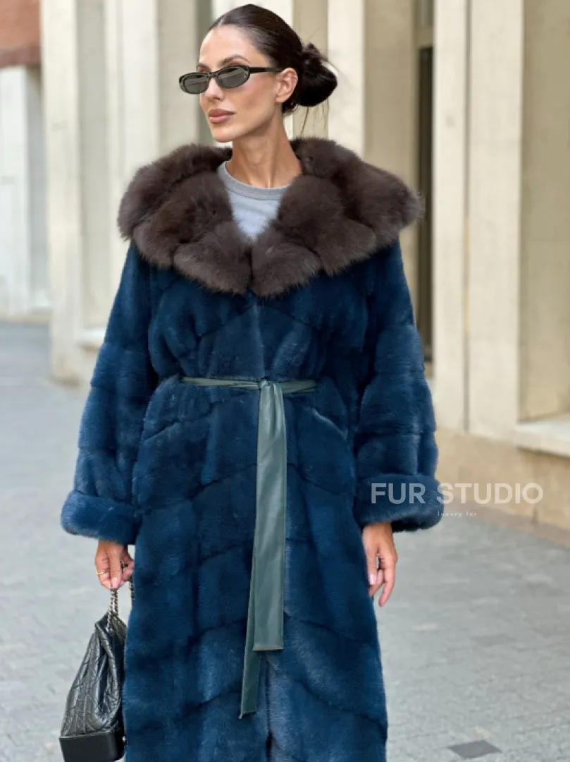 Удлиненная норковая шуба с капюшоном из куницы - цвет аквамарин