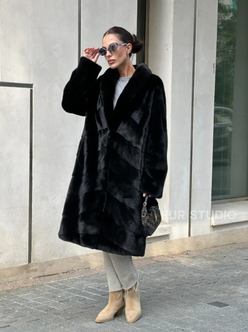 Шуба из скандинавского меха норки Saga furs с шалевым воротником