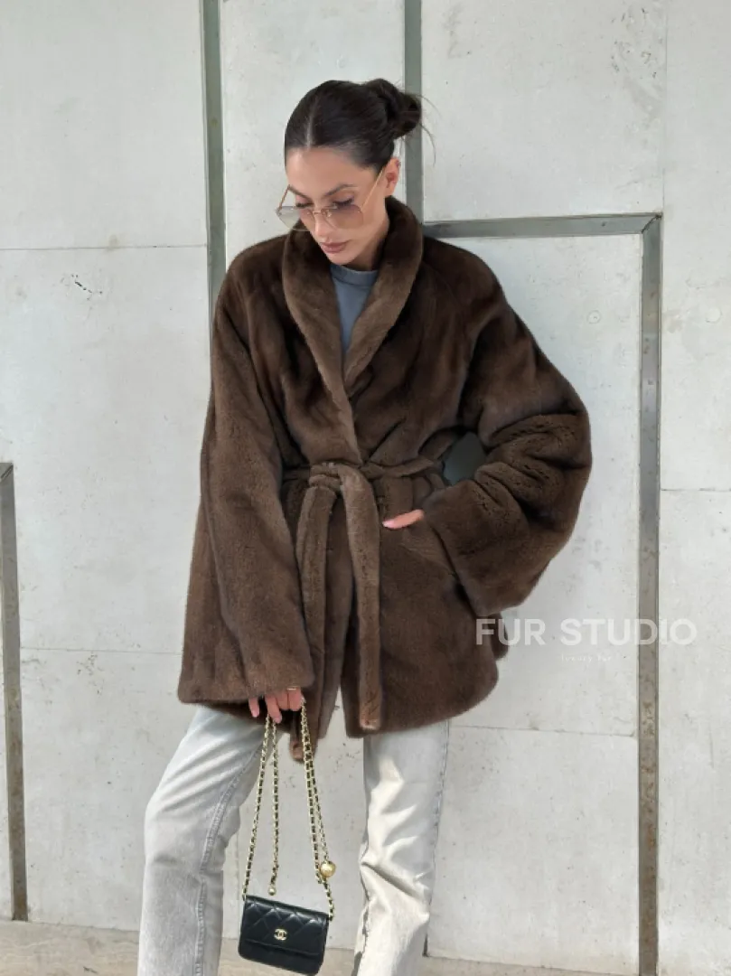 Шуба из меха Saga Furs в винтажном стиле средней длины