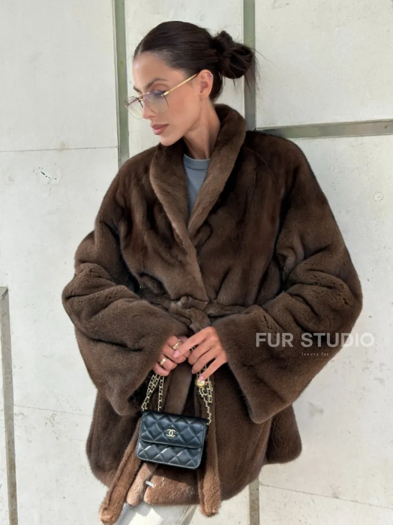 Шуба из меха Saga Furs в винтажном стиле средней длины