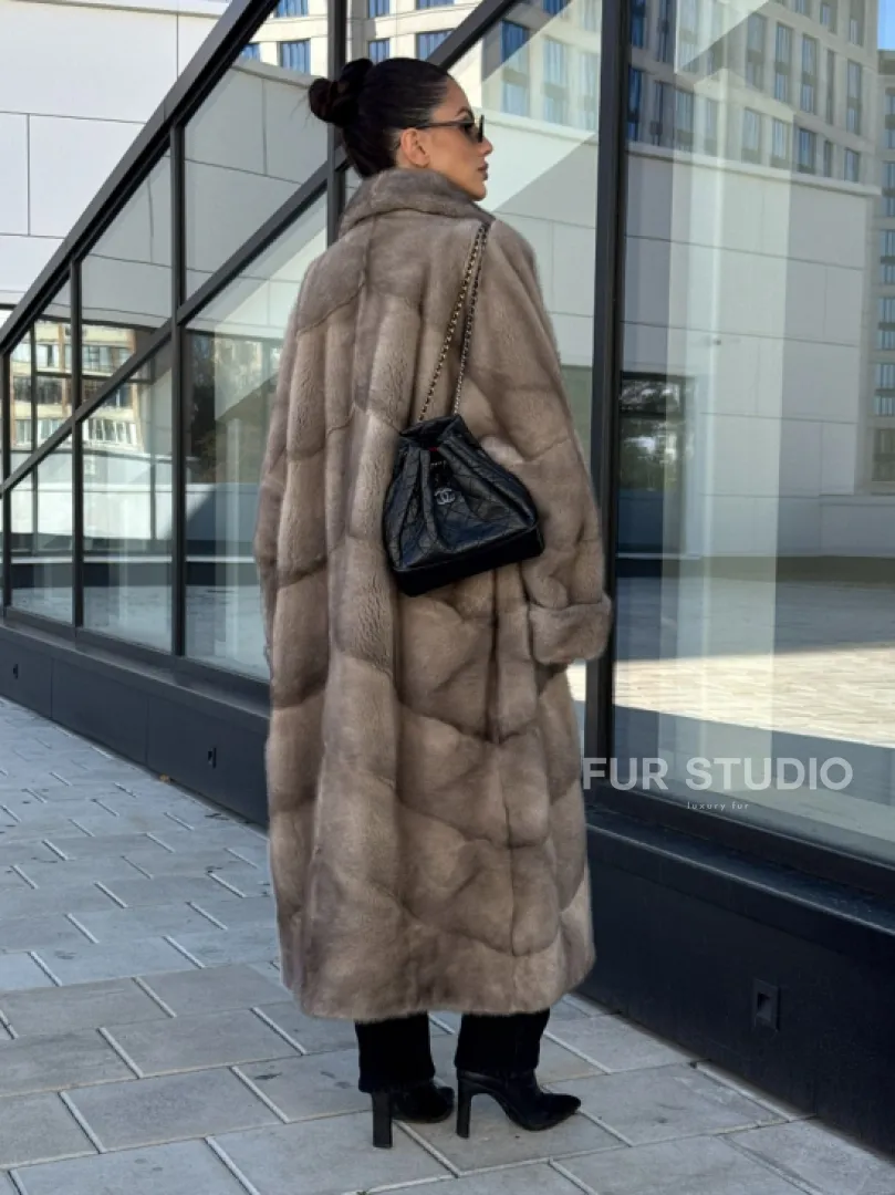 Шуба из меха норки в стиле «Oversize» - цвет сильвер