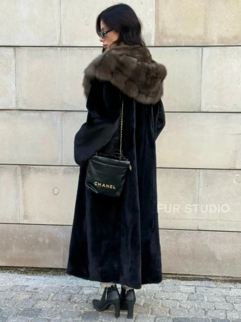 Шуба из норки Saga furs с капюшоном куницы, цельный мех - TOTAL BLACK