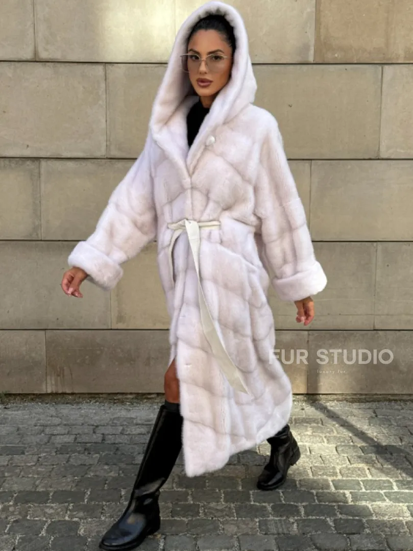 Шуба в диагональной выкладке меха норки White ice с капюшоном