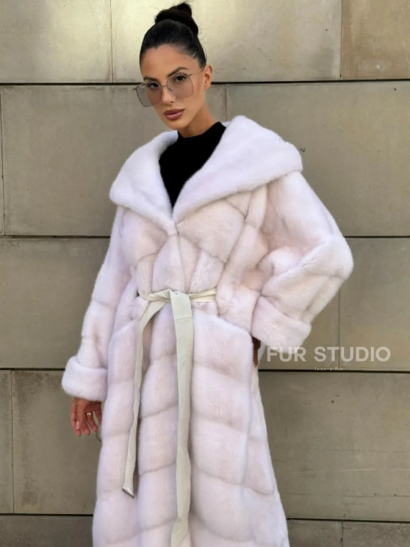 Шуба в диагональной выкладке меха норки White ice с капюшоном