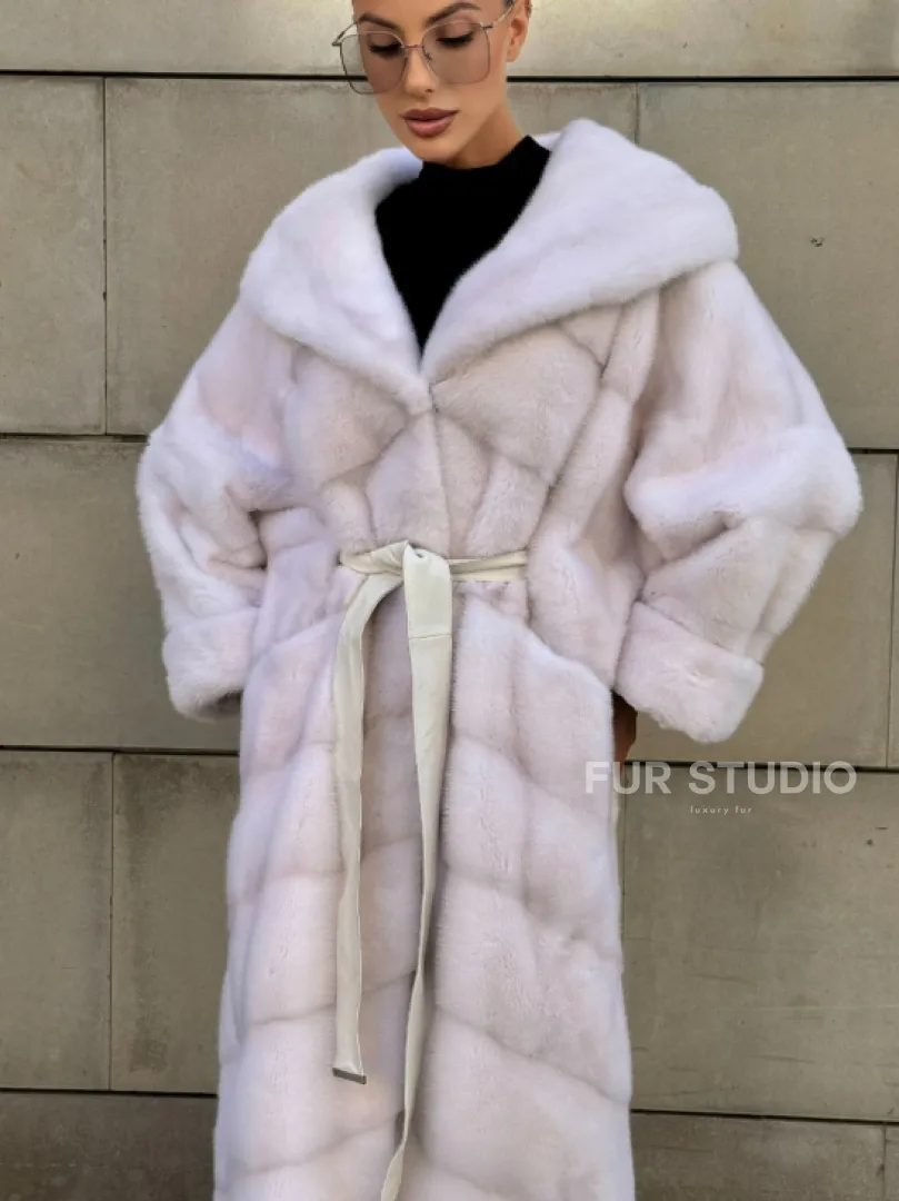 Шуба в диагональной выкладке меха норки White ice с капюшоном