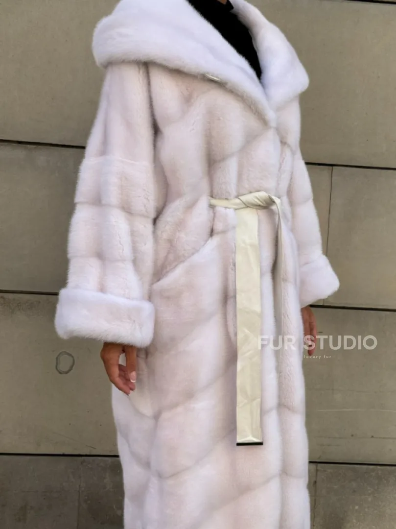 Шуба в диагональной выкладке меха норки White ice с капюшоном