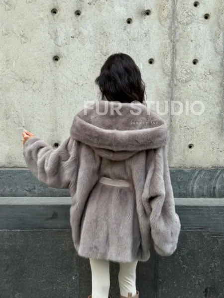 Шуба Oversize из меха цельной норки с капюшоном - фото 7