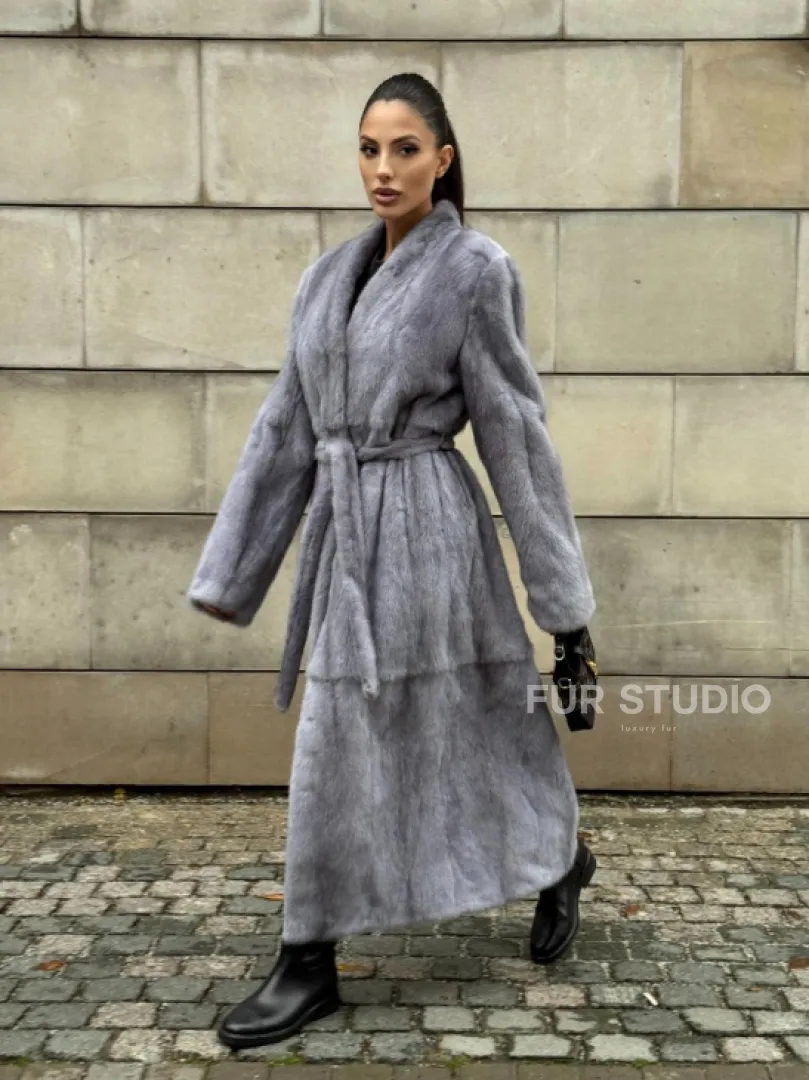 Шуба из голубой скандинавской норки без воротника с поясом “Fashion trend 2024-2025“