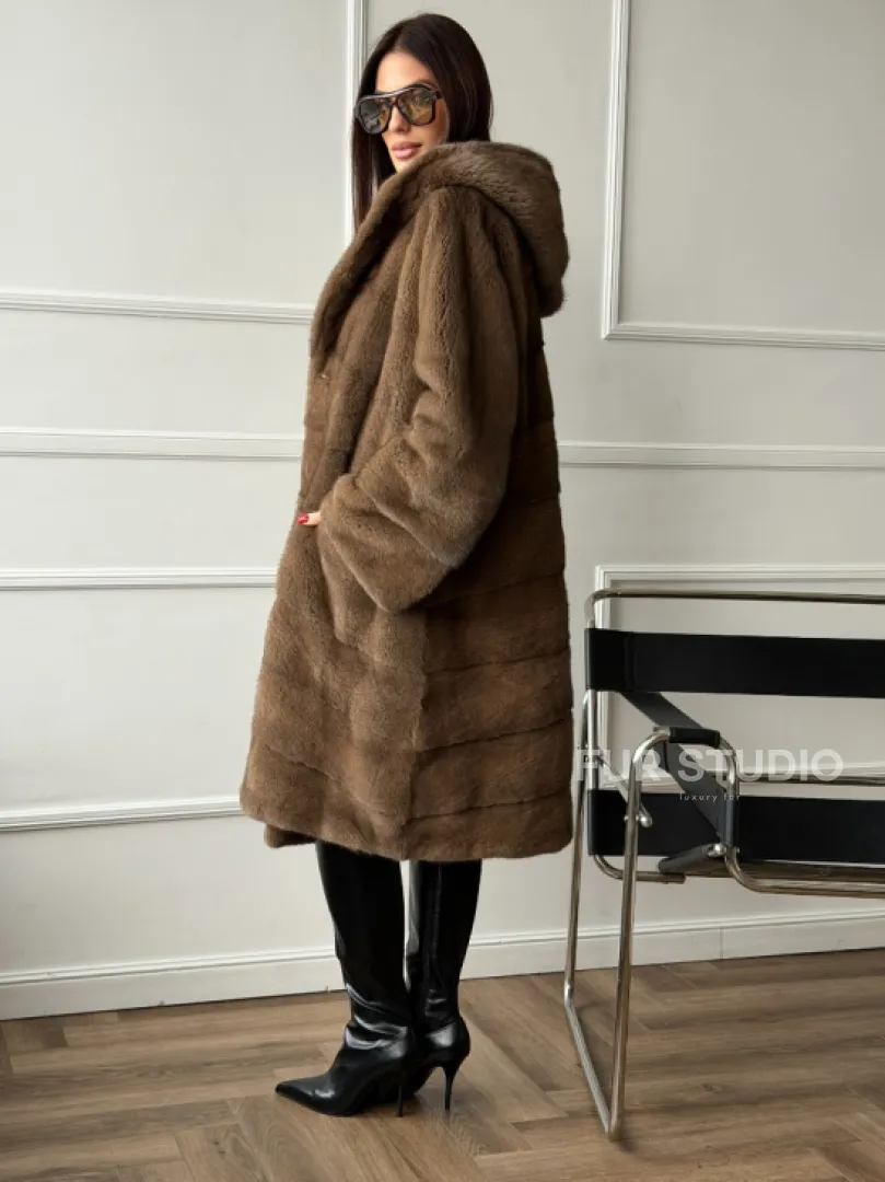 Шуба из меха премиальной плюшевой норки с капюшоном