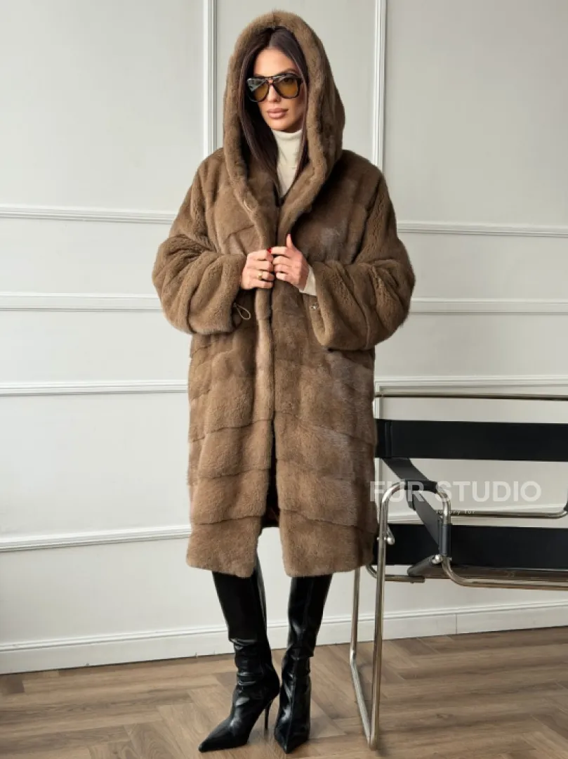 Шуба из меха премиальной плюшевой норки с капюшоном