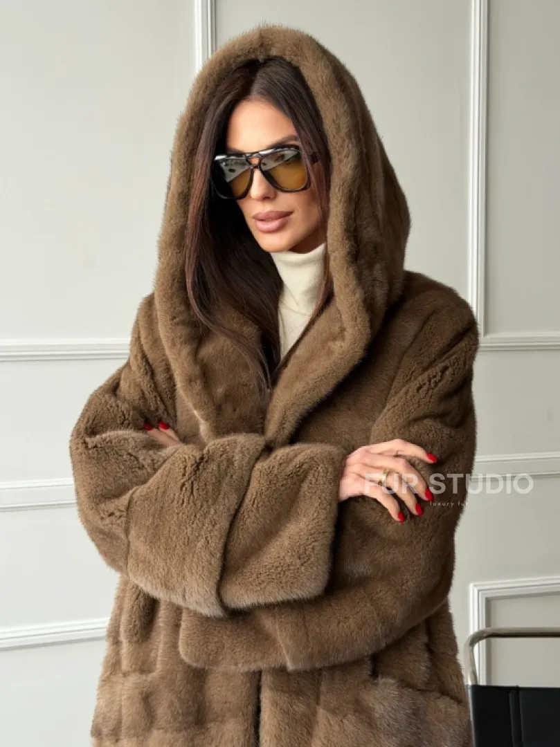 Шуба из меха премиальной плюшевой норки с капюшоном