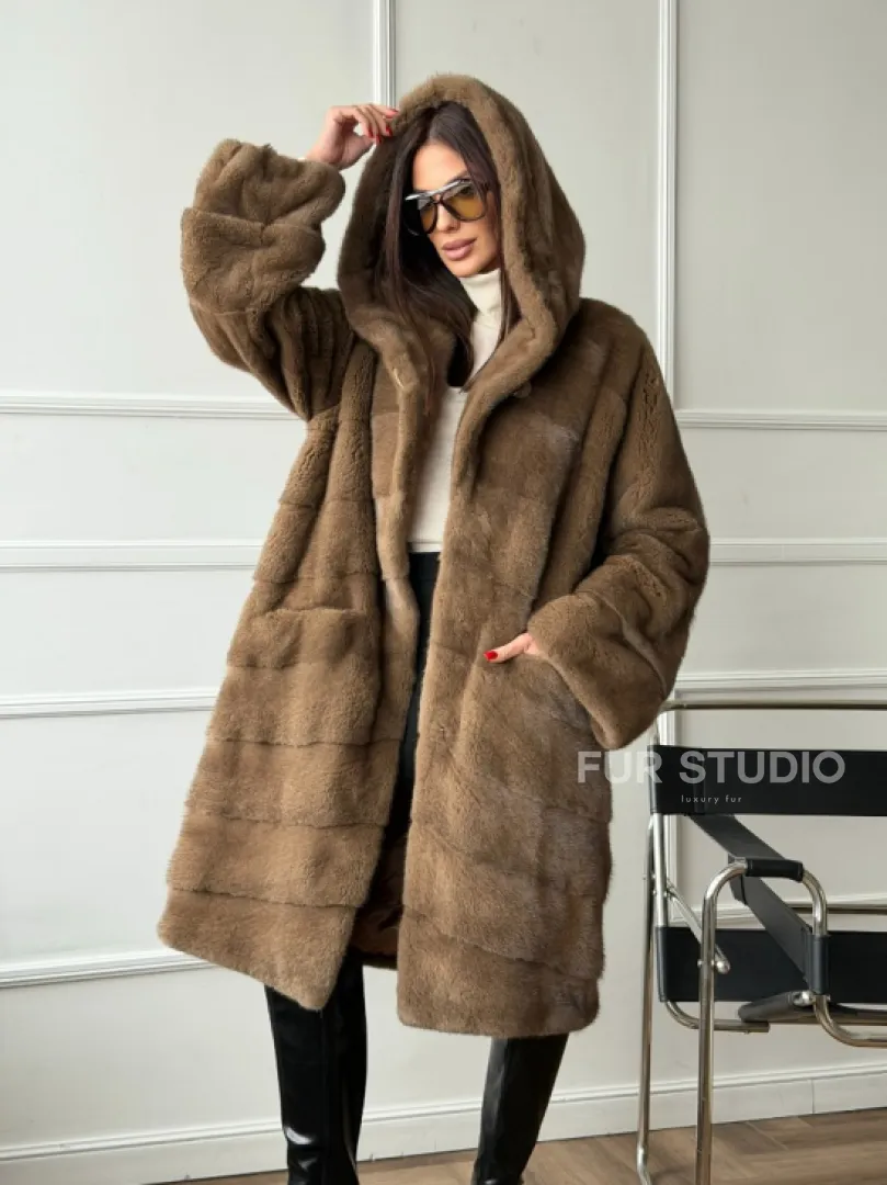 Шуба из меха премиальной плюшевой норки с капюшоном