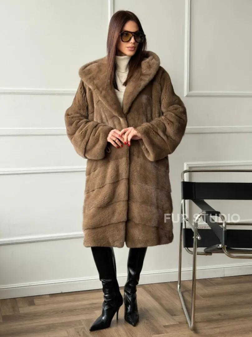 Шуба из меха премиальной плюшевой норки с капюшоном