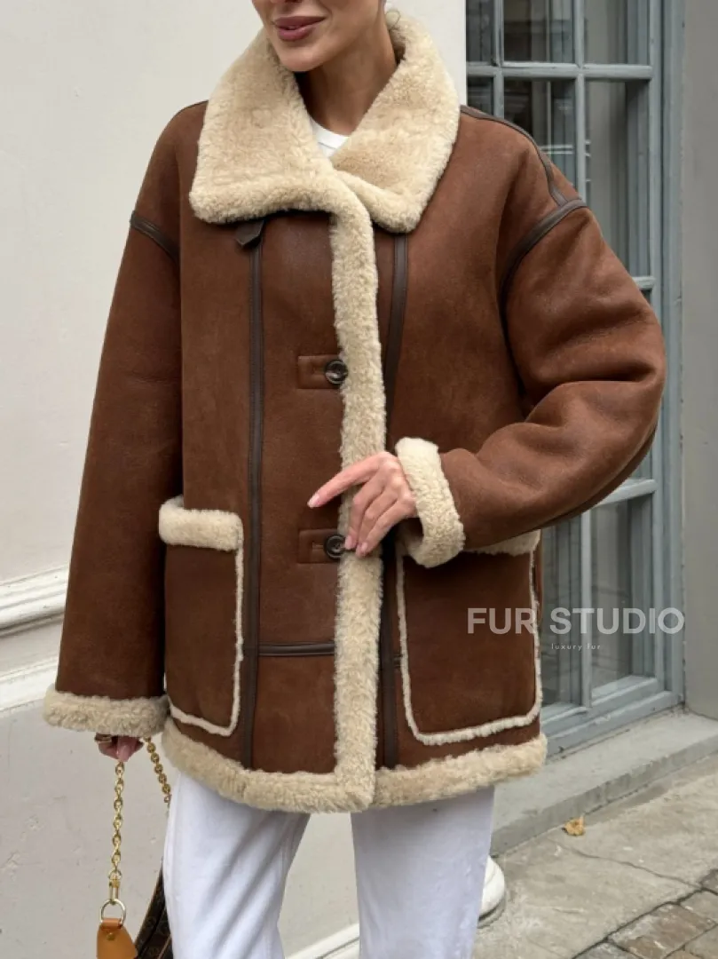Современная коричневая дубленка из меха кёрли «Casual style»
