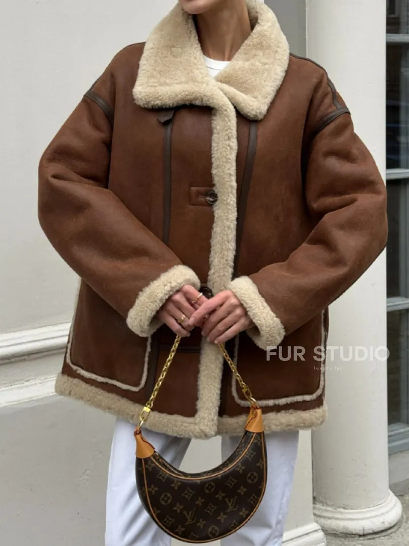 Современная коричневая дубленка из меха кёрли «Casual style»