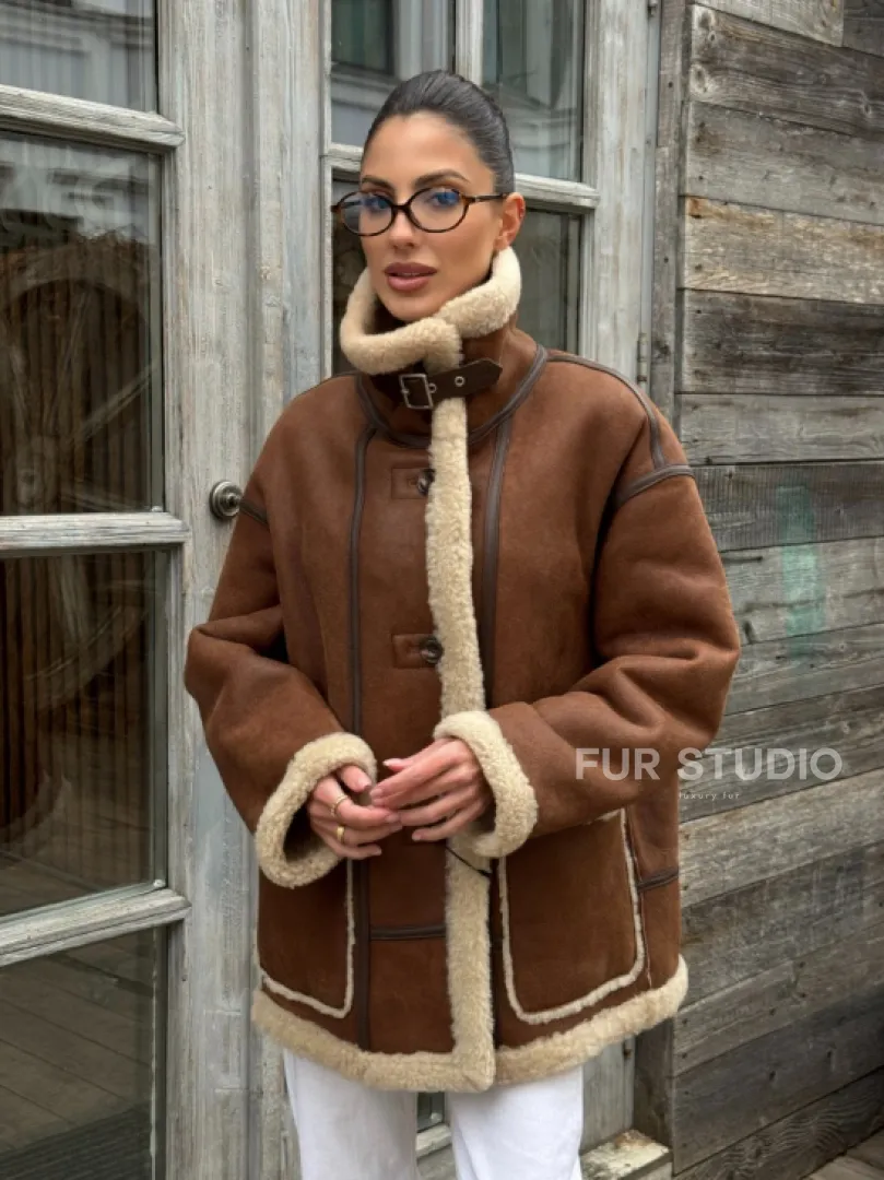 Современная коричневая дубленка из меха кёрли «Casual style»
