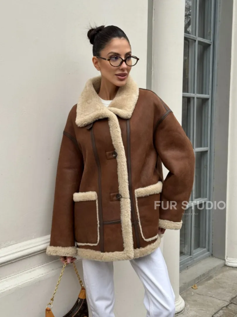 Современная коричневая дубленка из меха кёрли «Casual style»