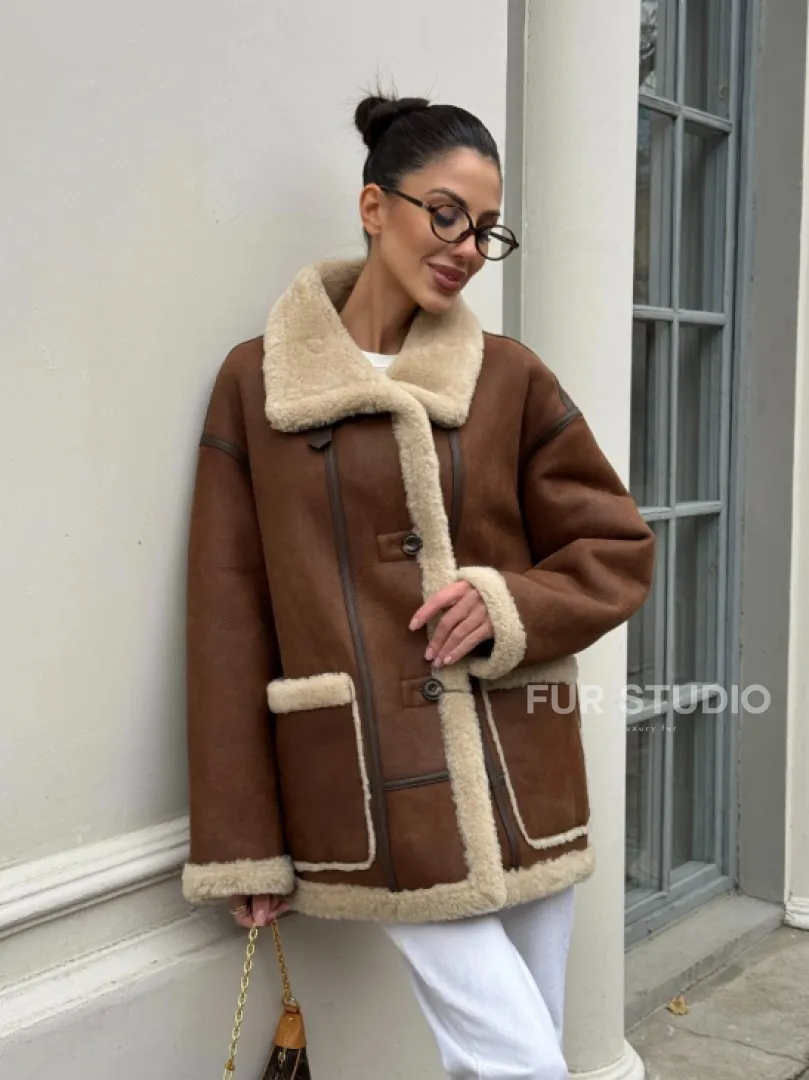 Современная коричневая дубленка из меха кёрли «Casual style»