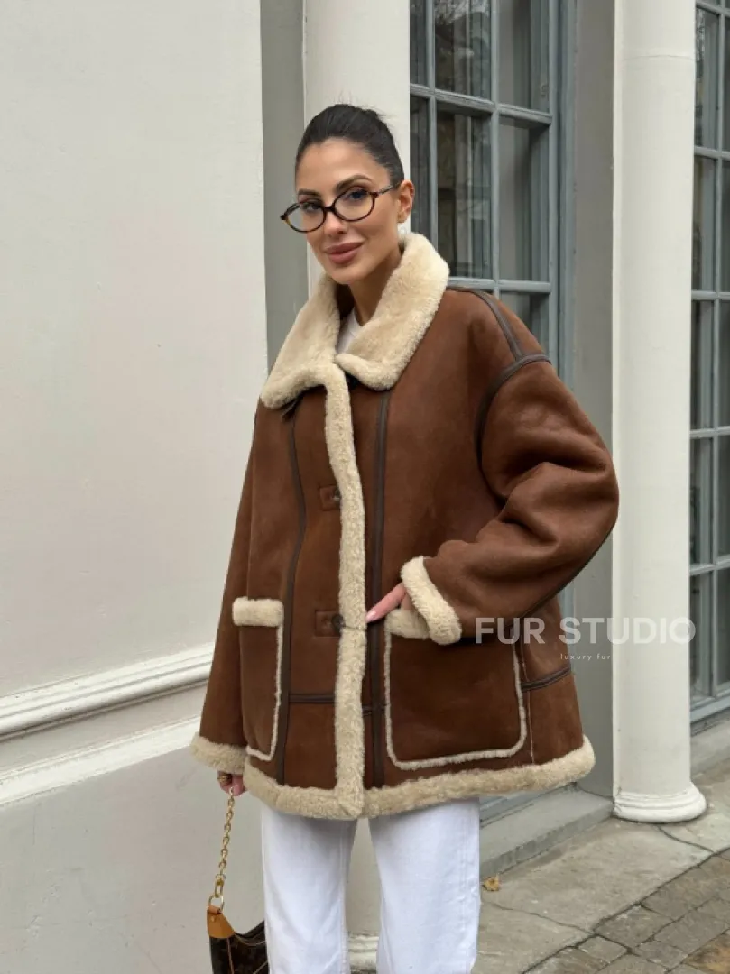 Современная коричневая дубленка из меха кёрли «Casual style»