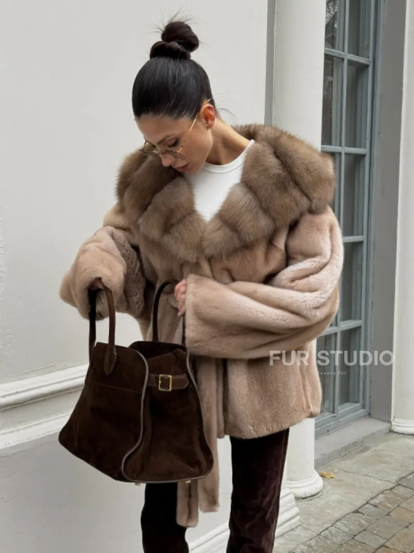 Шуба - пончо под пояс из плюшевой норки с капюшоном из меха куницы
