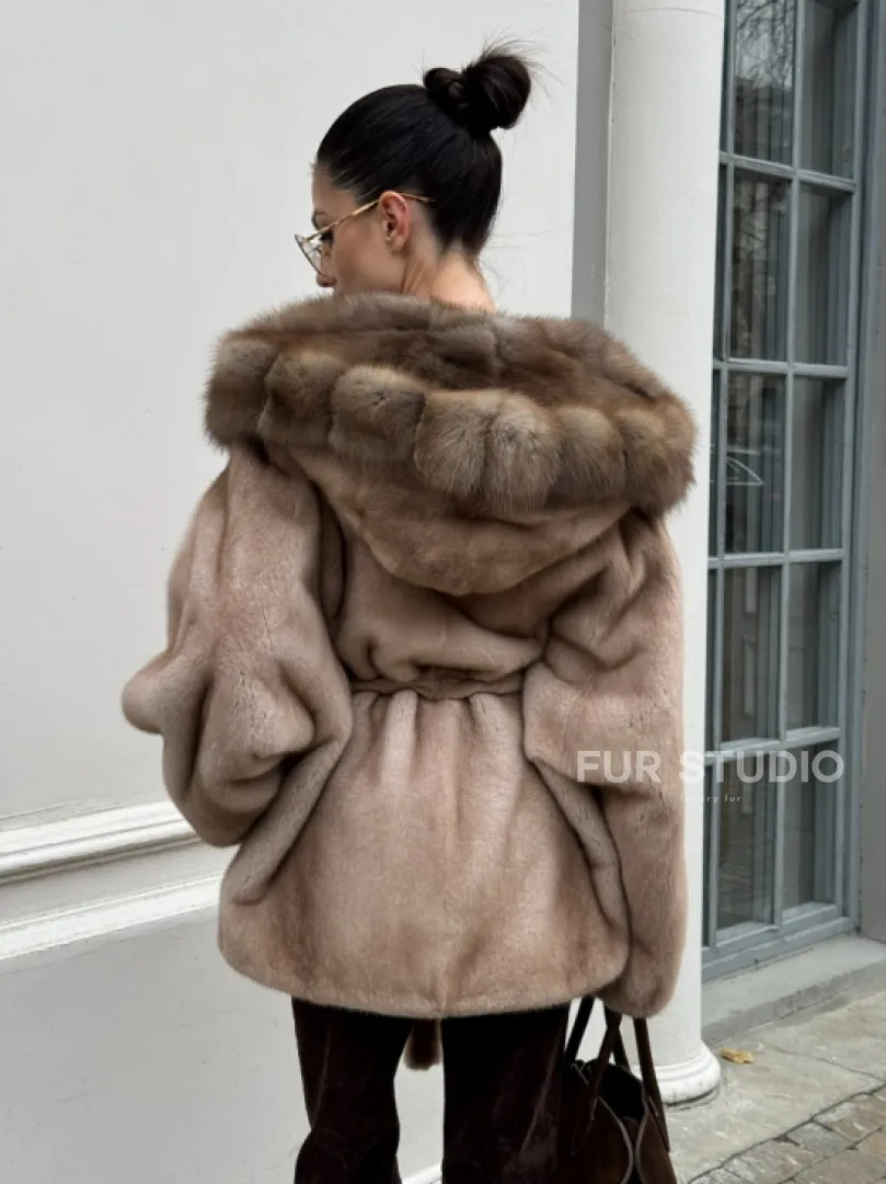 Шуба - пончо под пояс из плюшевой норки с капюшоном из меха куницы