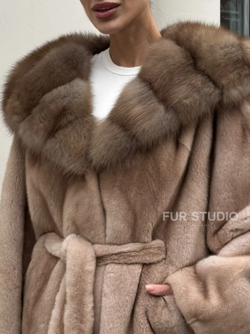 Шуба - пончо под пояс из плюшевой норки с капюшоном из меха куницы