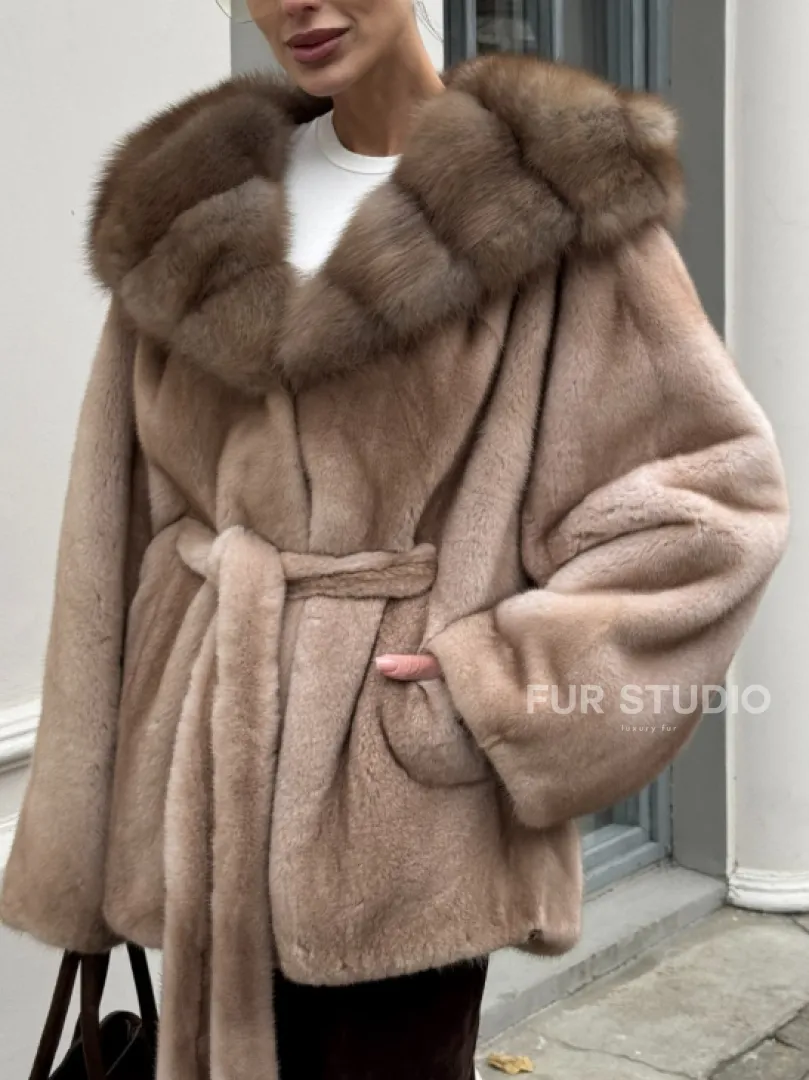 Шуба - пончо под пояс из плюшевой норки с капюшоном из меха куницы