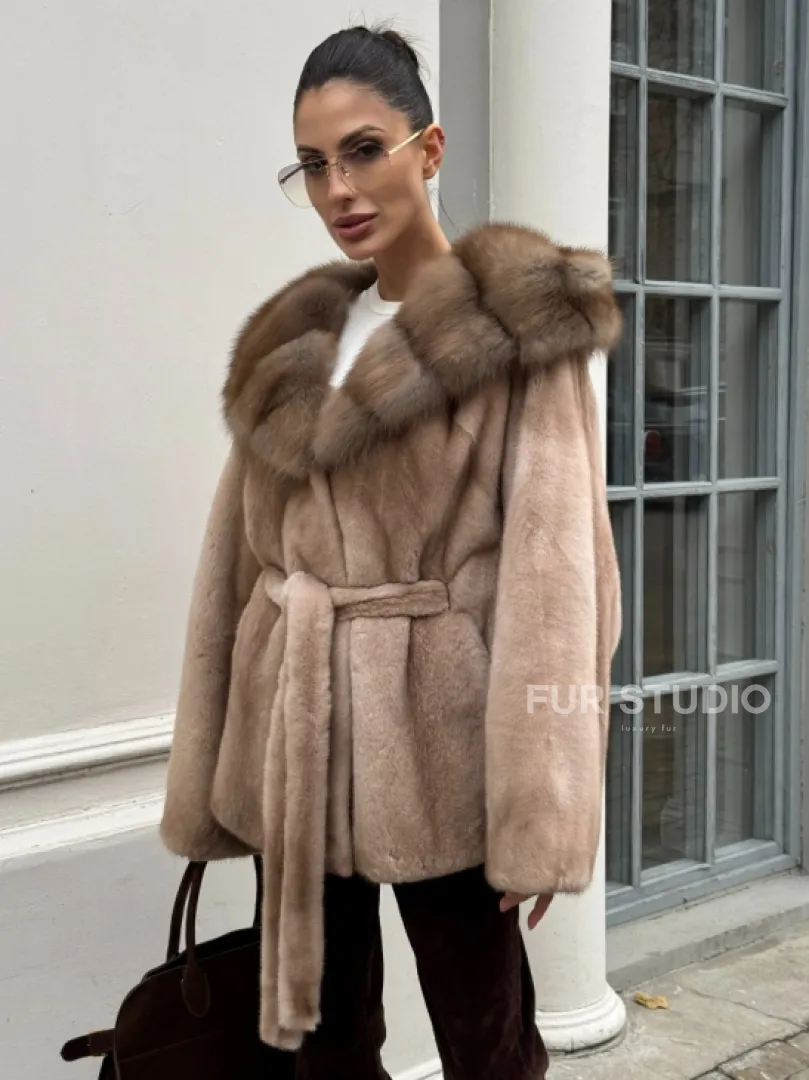 Шуба - пончо под пояс из плюшевой норки с капюшоном из меха куницы