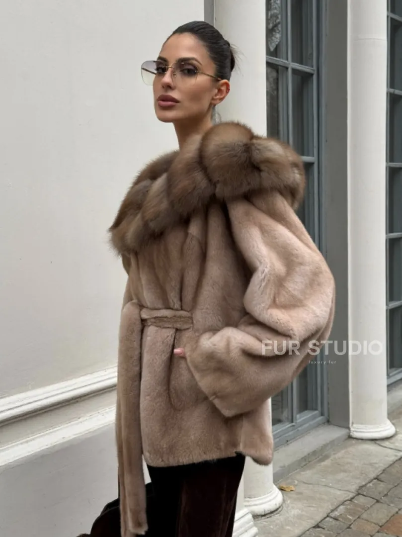 Шуба - пончо под пояс из плюшевой норки с капюшоном из меха куницы