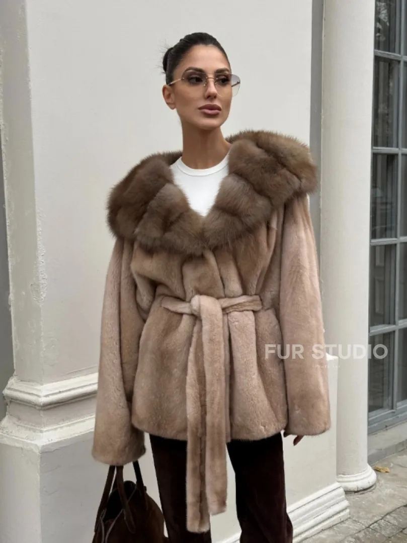 Шуба - пончо под пояс из плюшевой норки с капюшоном из меха куницы