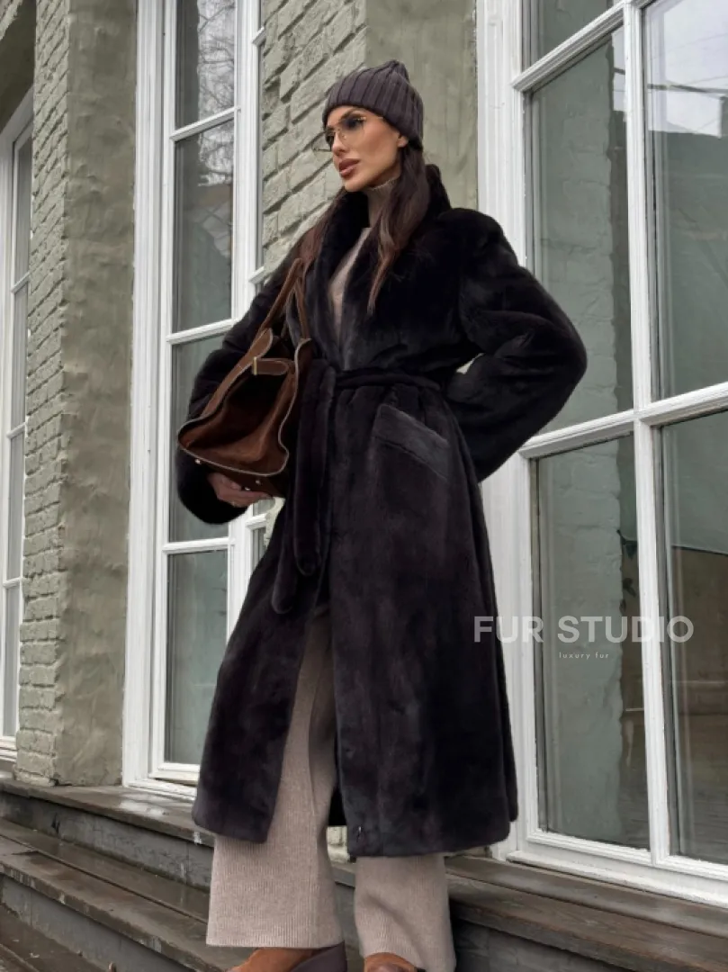Роскошная шуба из аукционной норки Premium Velvet с V-образным воротником и меховым поясом - горький шоколад