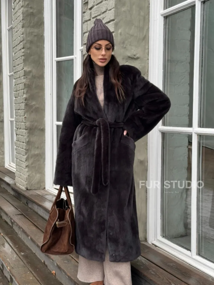 Роскошная шуба из аукционной норки Premium Velvet с V-образным воротником и меховым поясом - горький шоколад