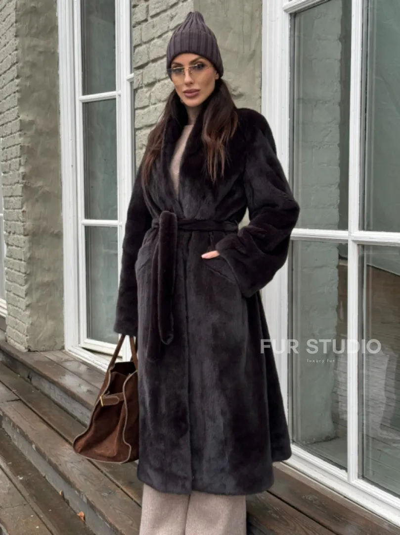 Роскошная шуба из аукционной норки Premium Velvet с V-образным воротником и меховым поясом - горький шоколад