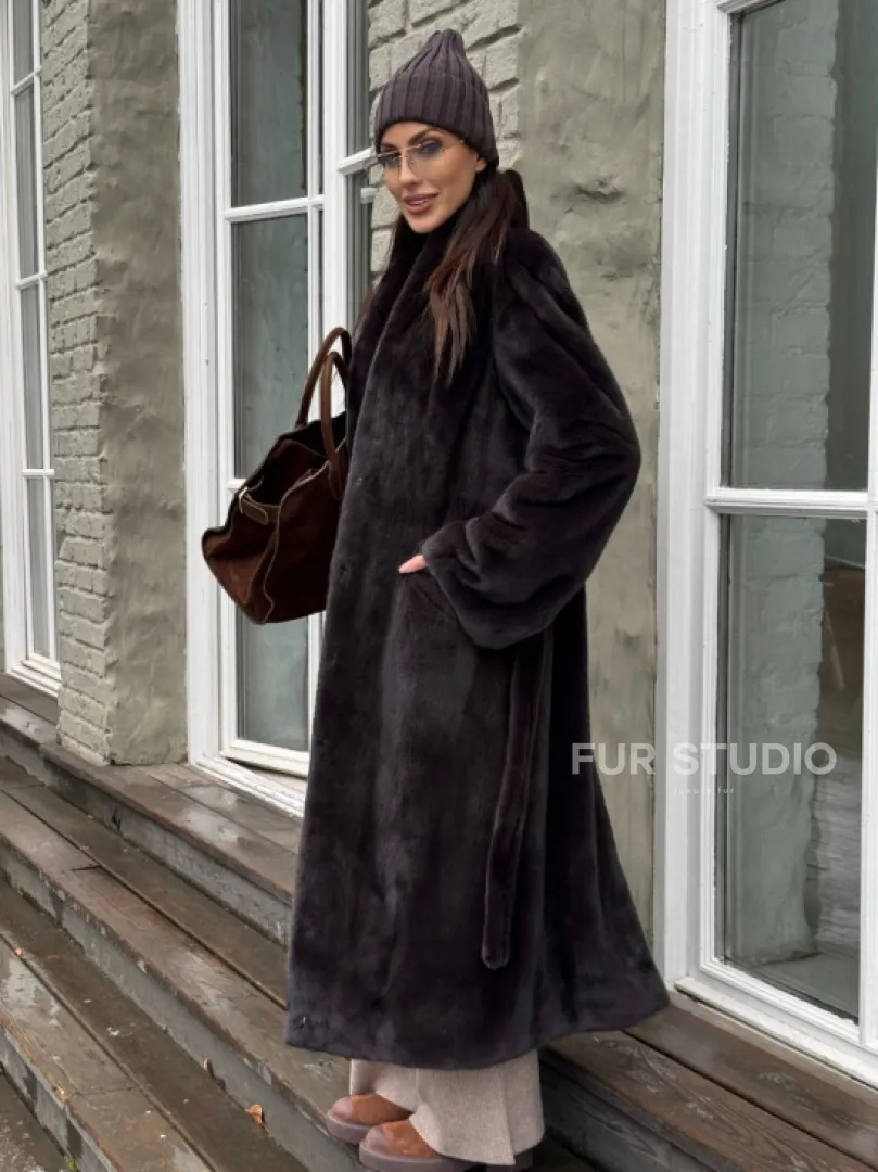 Роскошная шуба из аукционной норки Premium Velvet с V-образным воротником и меховым поясом - горький шоколад