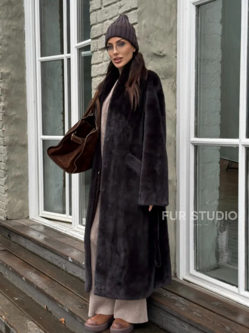 Роскошная шуба из аукционной норки Premium Velvet с V-образным воротником и меховым поясом - горький шоколад