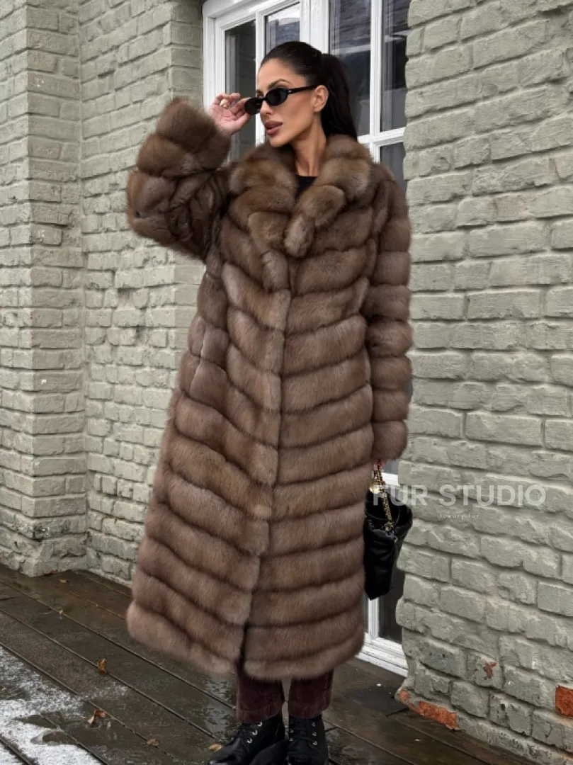 Длинная шуба из меха куницы