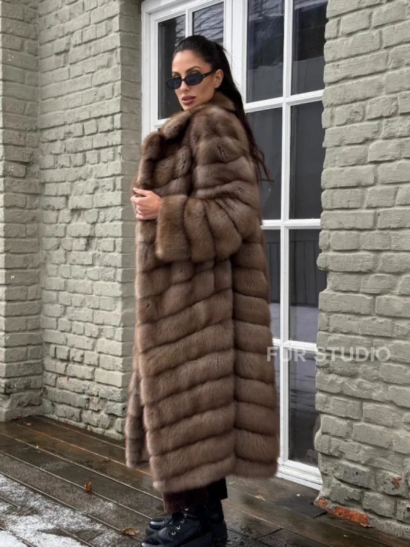 Длинная шуба из меха куницы