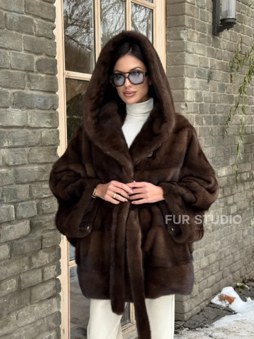 Полушубок из натурального меха норки Nafa mink в цвете соболь с капюшоном, фасон - летучая мышь
