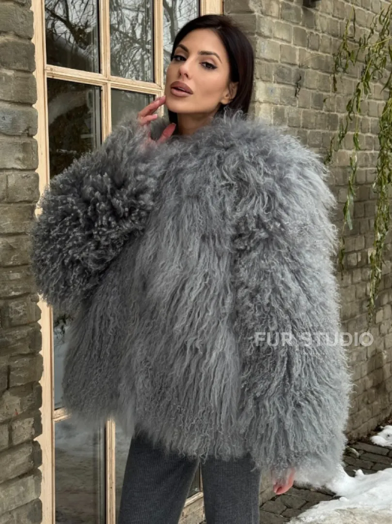 Шуба из меха ламы серого цвета