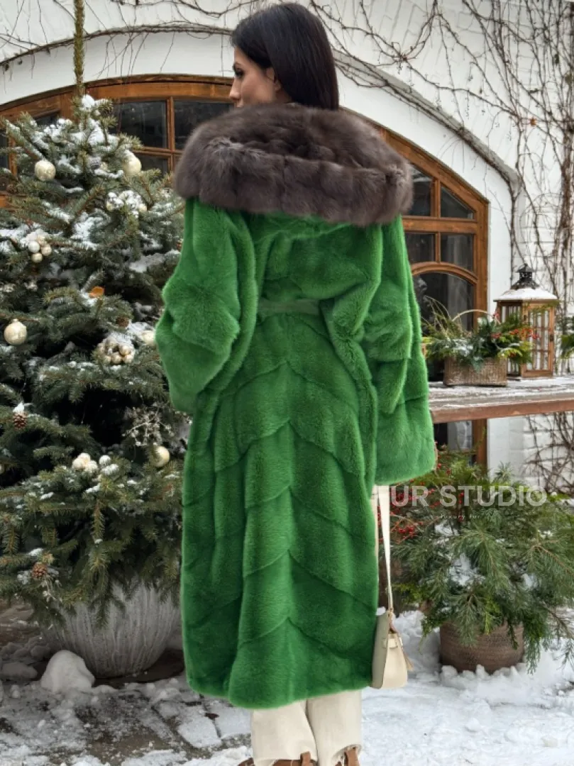 Шуба зеленого цвета с капюшоном из меха куницы