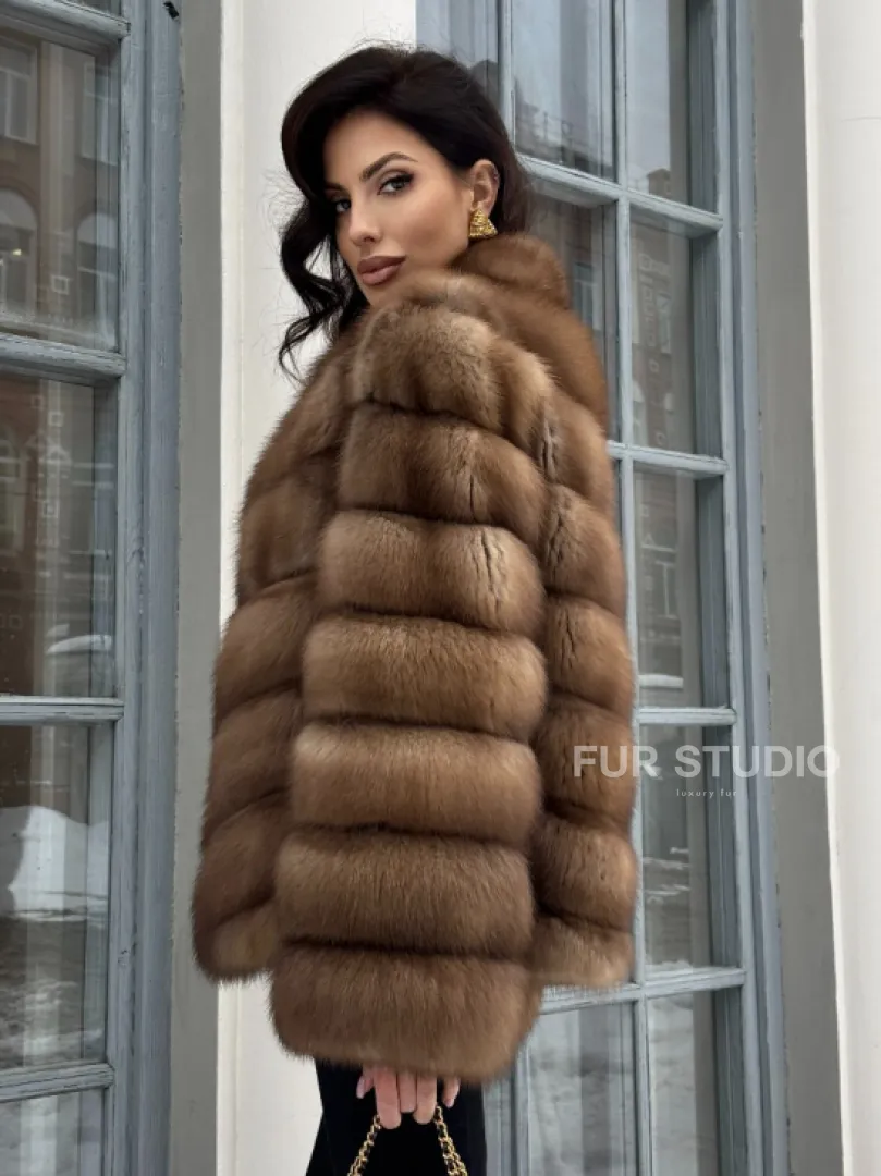 Шуба из меха куницы с V-образным воротником