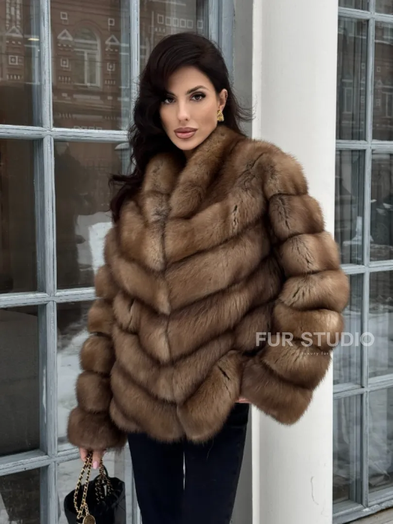 Шуба из меха куницы с V-образным воротником