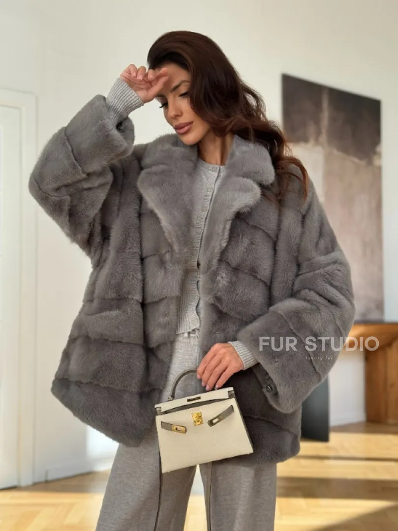 Короткая шуба с английским воротником в сером цвете