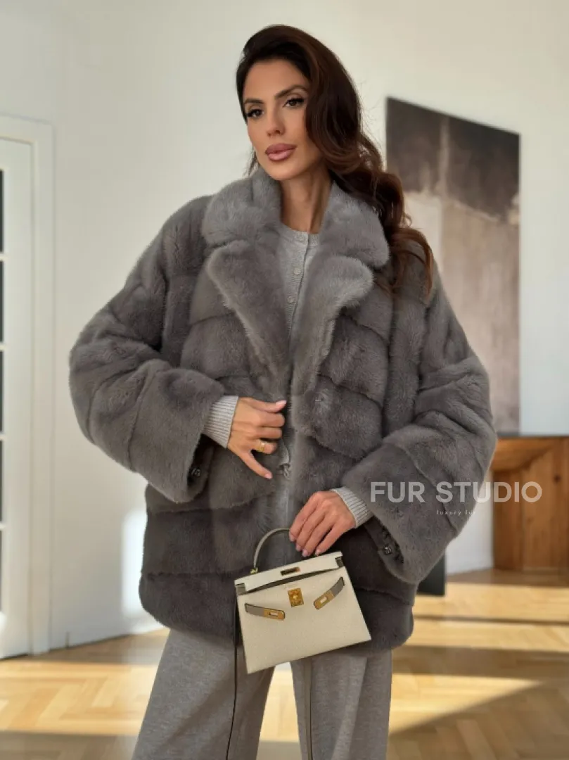 Короткая шуба с английским воротником в сером цвете