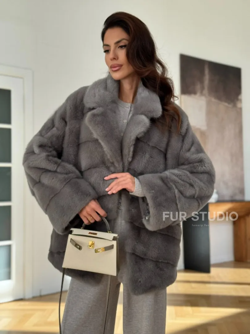 Короткая шуба с английским воротником в сером цвете